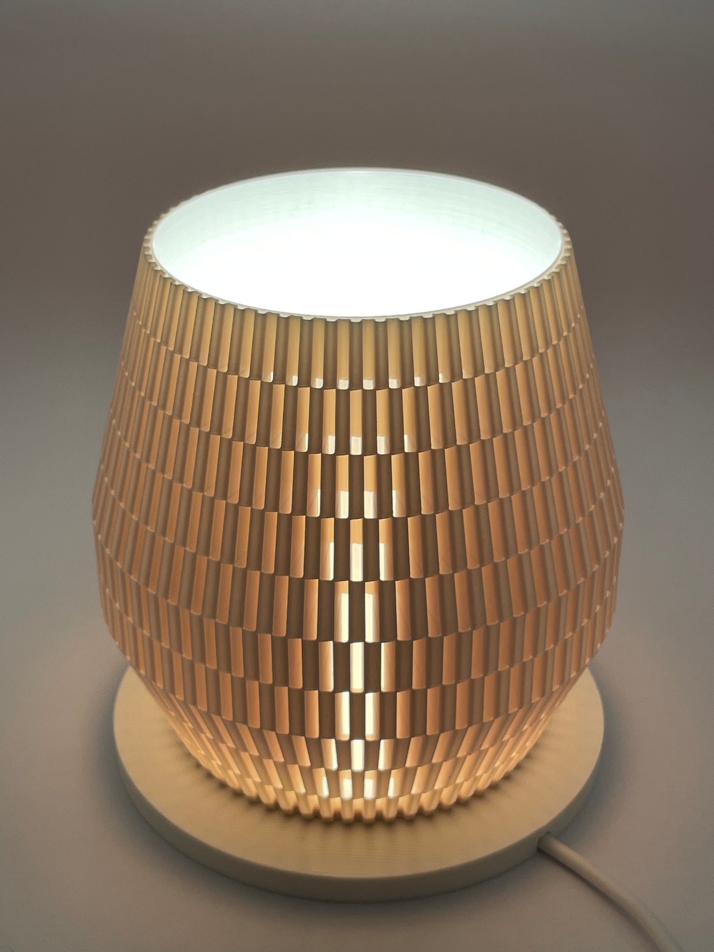 Utskriven lampskärm i plast för spotlight i fönstersmyg