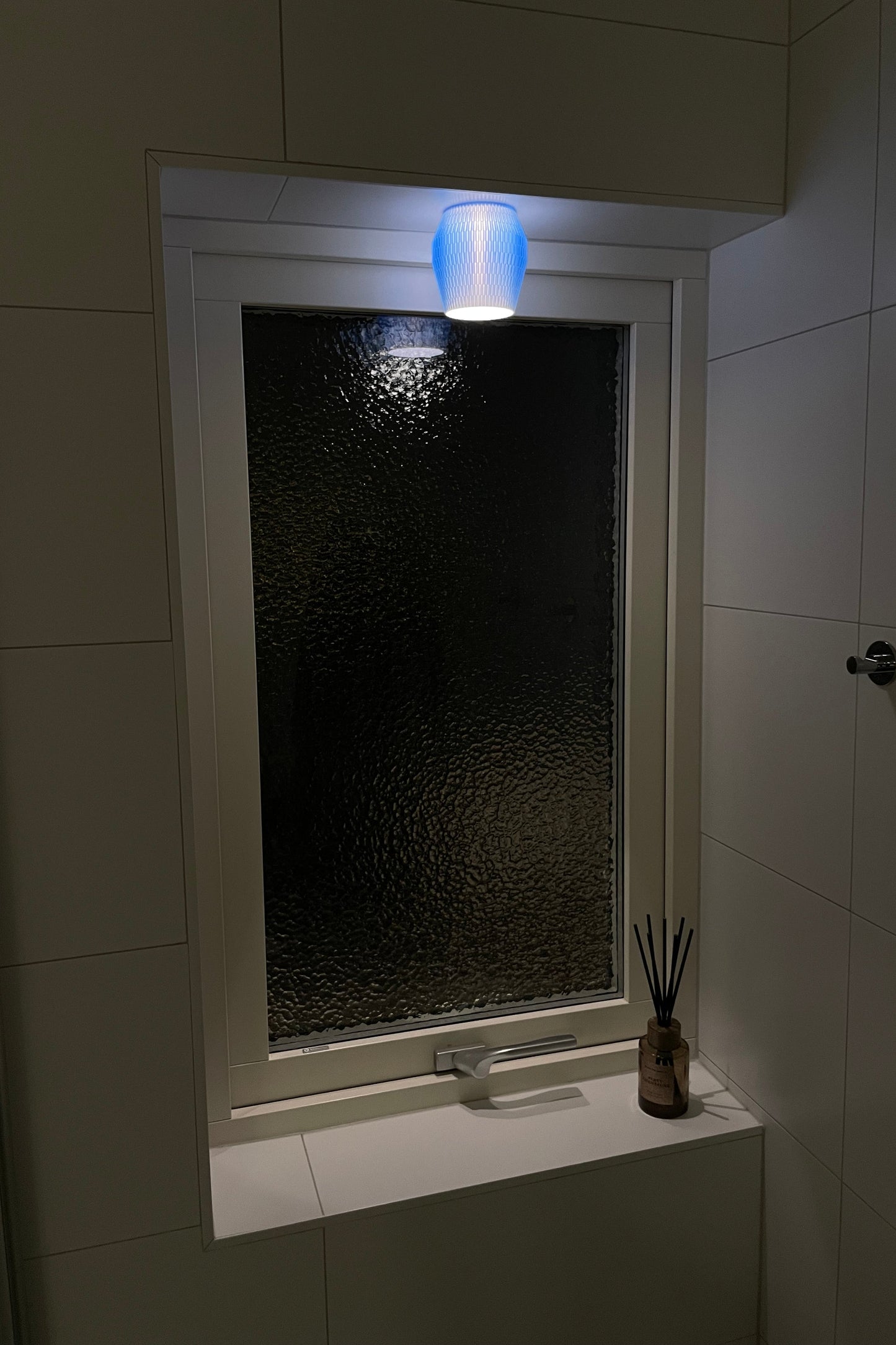 Utskriven lampskärm i plast för spotlight i fönstersmyg