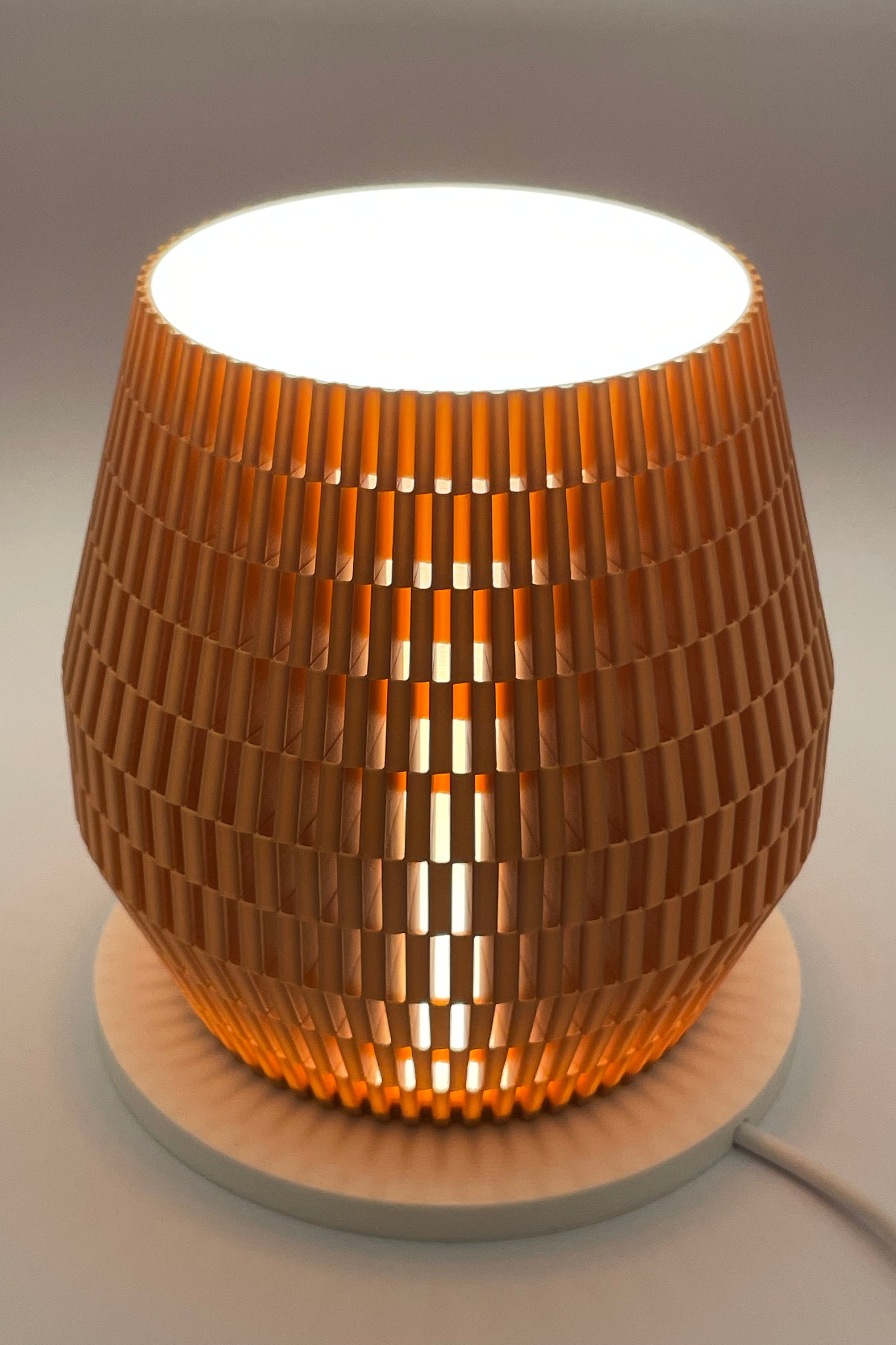 Utskriven lampskärm i plast för spotlight i fönstersmyg