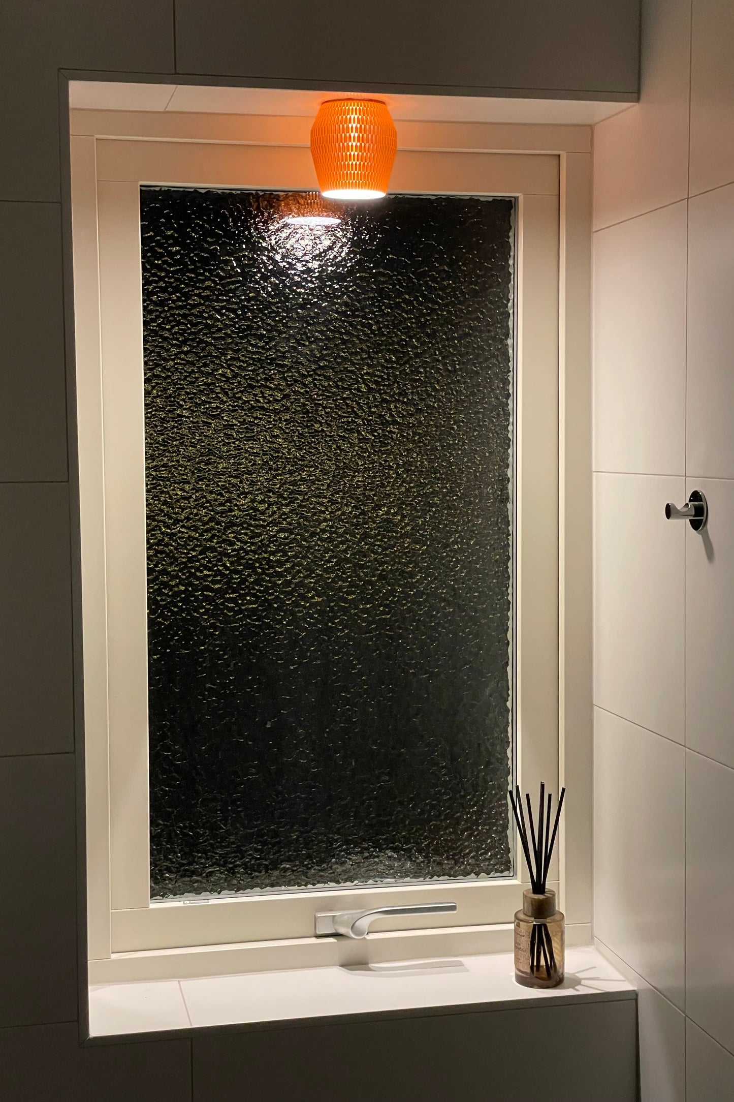 Utskriven lampskärm i plast för spotlight i fönstersmyg