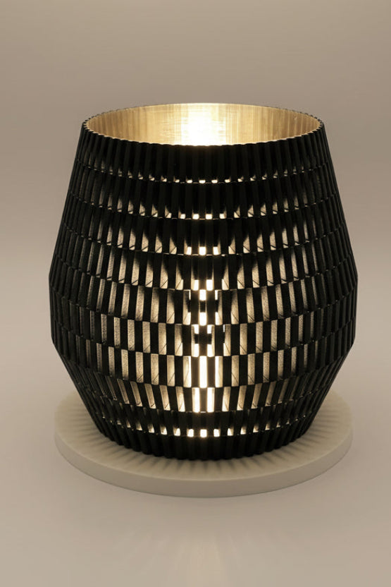 Utskriven lampskärm i plast för spotlight i fönstersmyg