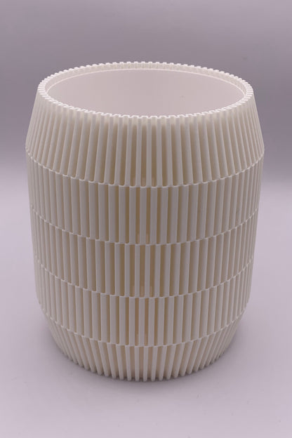 Modern lampskärm i cylinderform med geometriskt rutmönster som sprider ljus jämnt.