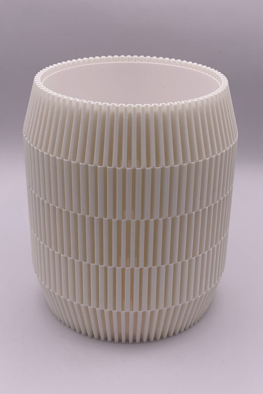 Modern lampskärm i cylinderform med geometriskt rutmönster som sprider ljus jämnt.