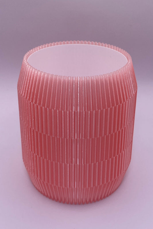 Modern lampskärm i cylinderform med geometriskt rutmönster som sprider ljus jämnt.