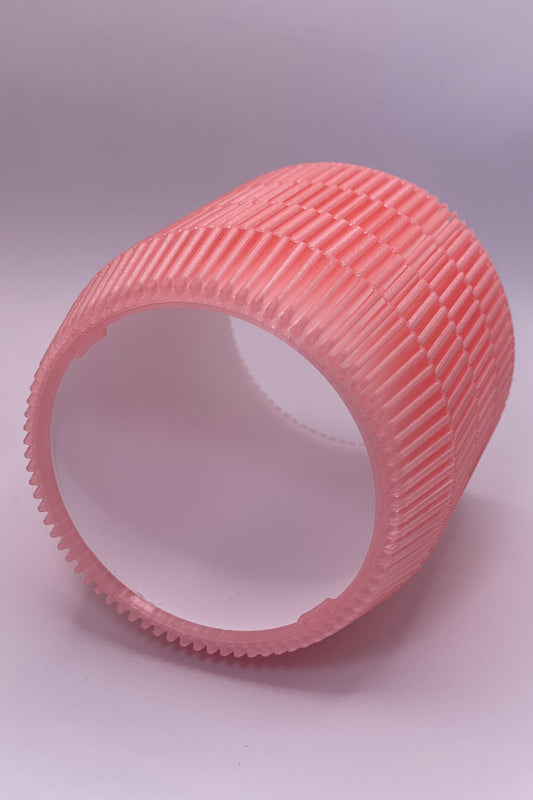 Modern lampskärm i cylinderform med geometriskt rutmönster som sprider ljus jämnt.